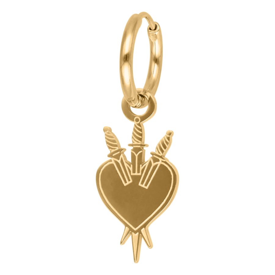 Goldene Herz-Ohrringe mit drei Schwertern auf weißem Hintergrund