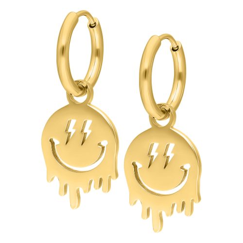 Zwei goldene Ohrringe mit Smiley-Anhänger auf weißem Hintergrund
