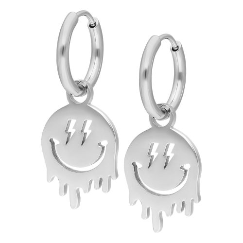 Silberne Creolen mit lächelndem Smiley-Anhänger auf weißem Hintergrund