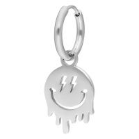 Silberner Ohrring mit Smiley-Anhänger auf weißem Hintergrund