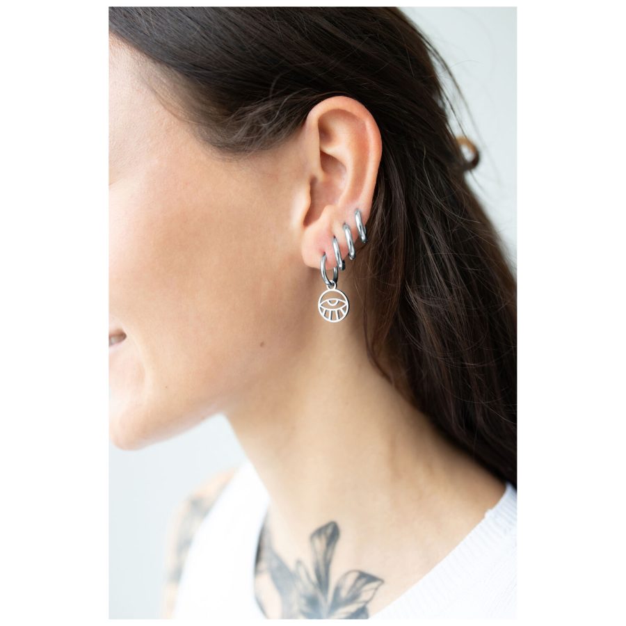 Frau mit silbernen Little Eye Hoops in mehreren Ohrlöchern, seitliches Profil