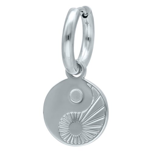 Silberne Yin Yang Ohrringe aus Chirurgenstahl auf weißem Hintergrund