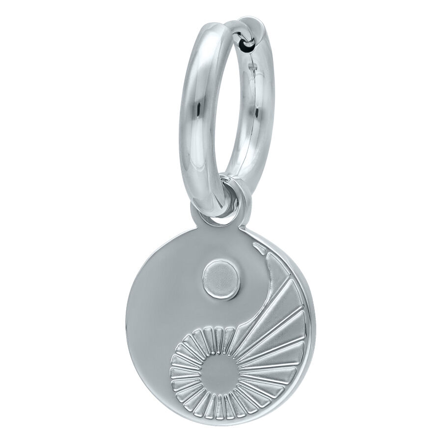 Silberne Yin Yang Ohrringe aus Chirurgenstahl auf weißem Hintergrund
