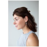 Frau mit braunem Haar trägt Little Luminous Eye Hoops, seitliche Ansicht