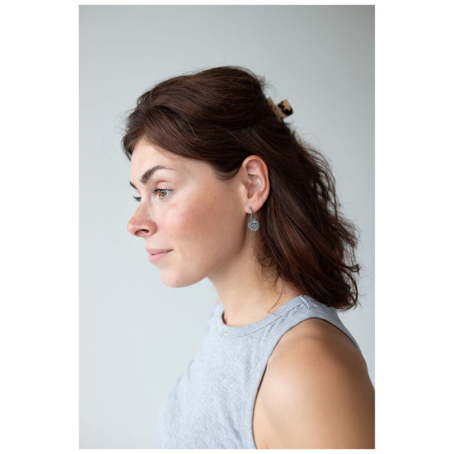 Frau mit braunem Haar trägt Little Luminous Eye Hoops, seitliche Ansicht