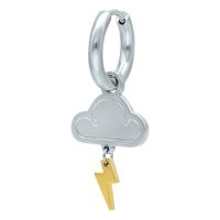 Silberner Hoop-Ohrring mit Wolkenanhänger und goldenem Blitz auf weißem Hintergrund