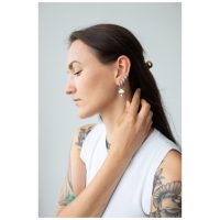 Frau mit Little Thunderstorm Hoops Ohrringen aus Chirurgenstahl in Schwarz und Silber