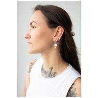 Frau mit langen Haaren trägt schwarze und silberne Little Thunderstorm Hoops