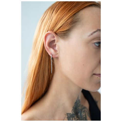Frau mit langen, glatten Haaren trägt glänzende Bar Hoops Ohrringe aus silbernem Chirurgenstahl