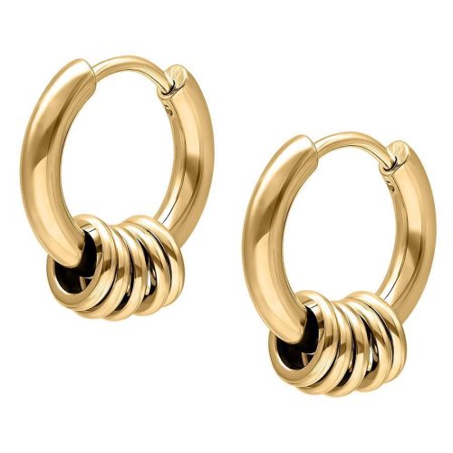 Goldene Ohrringe mit fünf kleinen Ringen auf weißem Hintergrund