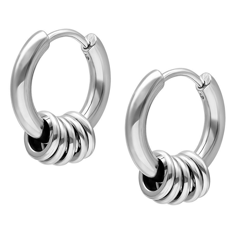 Zwei silberne Creolen mit je fünf Ringen auf weißem Hintergrund