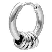 Silberfarbene Ohrringe mit 5 kleinen Ringen auf weißem Hintergrund