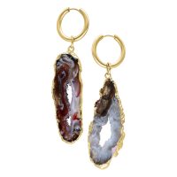 Zwei goldene Ohrringe mit unregelmäßigen, farbenfrohen Indianer-Achat-Anhängern auf weißem Hintergrund