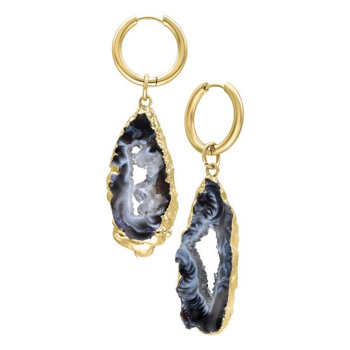 Zwei goldene Indian Agate Ohrringe mit schwarzem, durchbrochenem Design auf weißem Hintergrund
