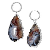 Zwei silberne Ohrringe mit großen, natürlichen Indian Agate Steinen auf weißem Hintergrund