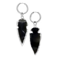 Zwei silberfarbene Ohrringe mit obsidianfarbenem Anhänger auf weißem Hintergrund