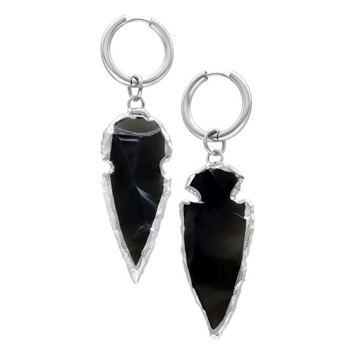 Zwei silberfarbene Ohrringe mit obsidianfarbenem Anhänger auf weißem Hintergrund