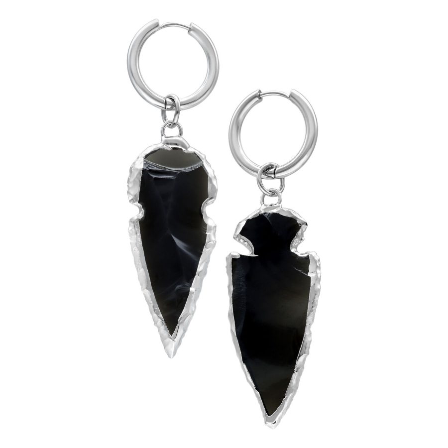 Zwei silberfarbene Ohrringe mit obsidianfarbenem Anhänger auf weißem Hintergrund