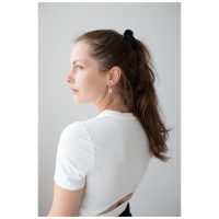 Frau mit langen Haaren trägt silberne Little Lock Hoops Ohrringe vor weißem Hintergrund