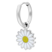 Silberne Ohrringe mit Gänseblümchen-Anhänger auf weißem Hintergrund