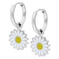 Silberne Ohrringe mit Gänseblümchen-Anhänger auf weißem Hintergrund