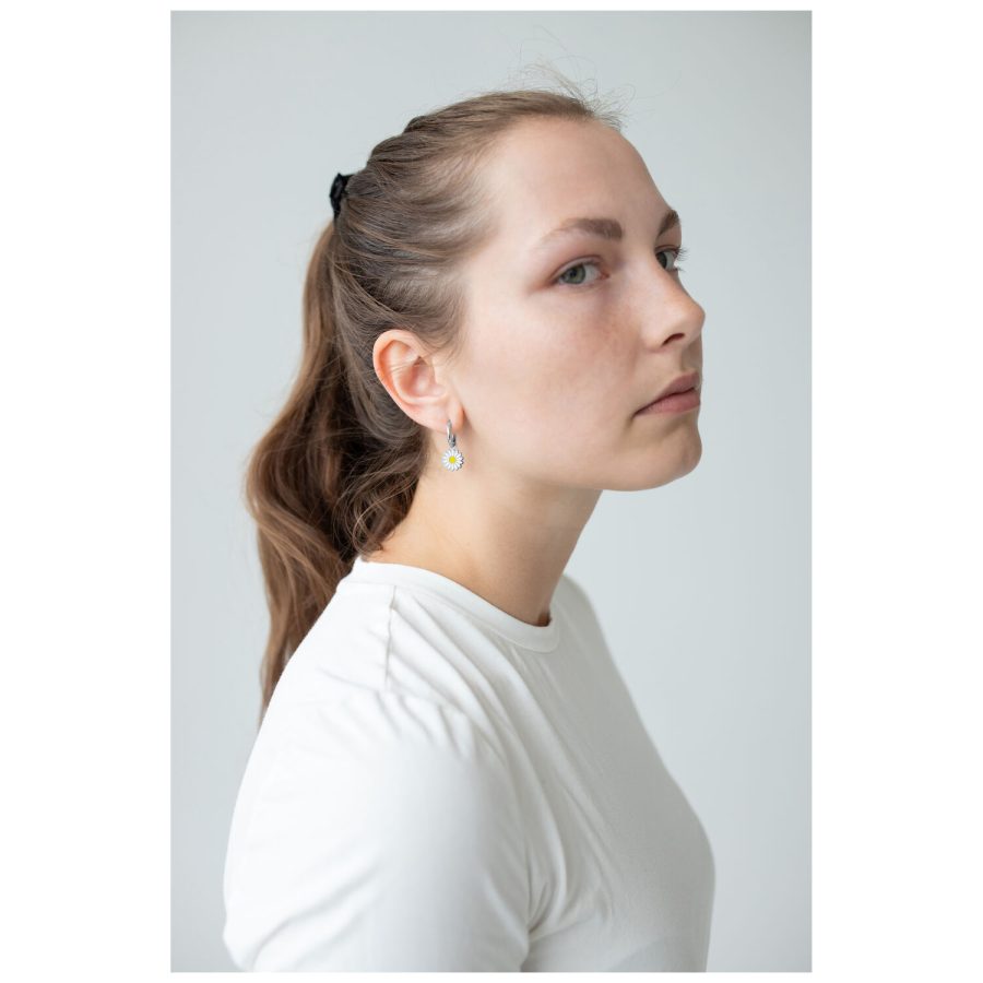 Frau mit langen Haaren trägt Little Daisy Hoops Ohrringe