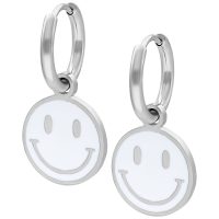 Zwei silberne Ohrringe mit weißem Smiley-Anhänger auf weißem Hintergrund