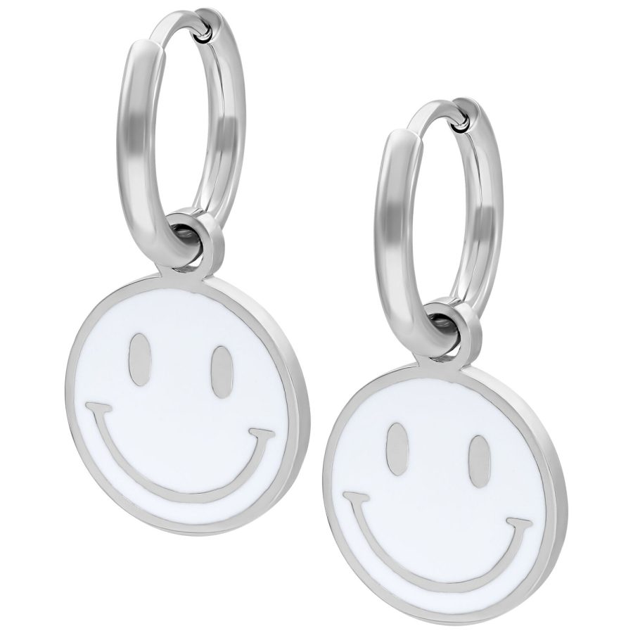 Zwei silberne Ohrringe mit weißem Smiley-Anhänger auf weißem Hintergrund