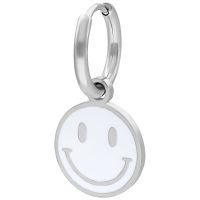 Silberfarbener Ohrring mit weißem Smiley-Anhänger auf weißem Hintergrund
