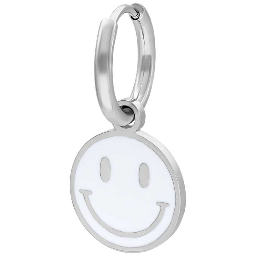 Silberfarbener Ohrring mit weißem Smiley-Anhänger auf weißem Hintergrund
