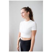 Frau in weißem T-Shirt trägt Little White Smiley Hoops vor weißem Hintergrund