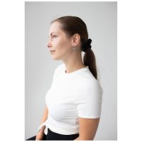 Frau mit silbernen Little Soulmate Hoops, weißes Shirt, seitliches Profil