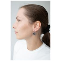 Frau mit silbernen Little Soulmate Hoops Ohrringen, seitliches Profil