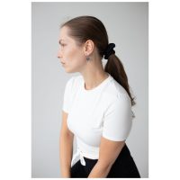 Frau mit weißen Shirt trägt silberne Little Soulmate Hoops vor grauem Hintergrund