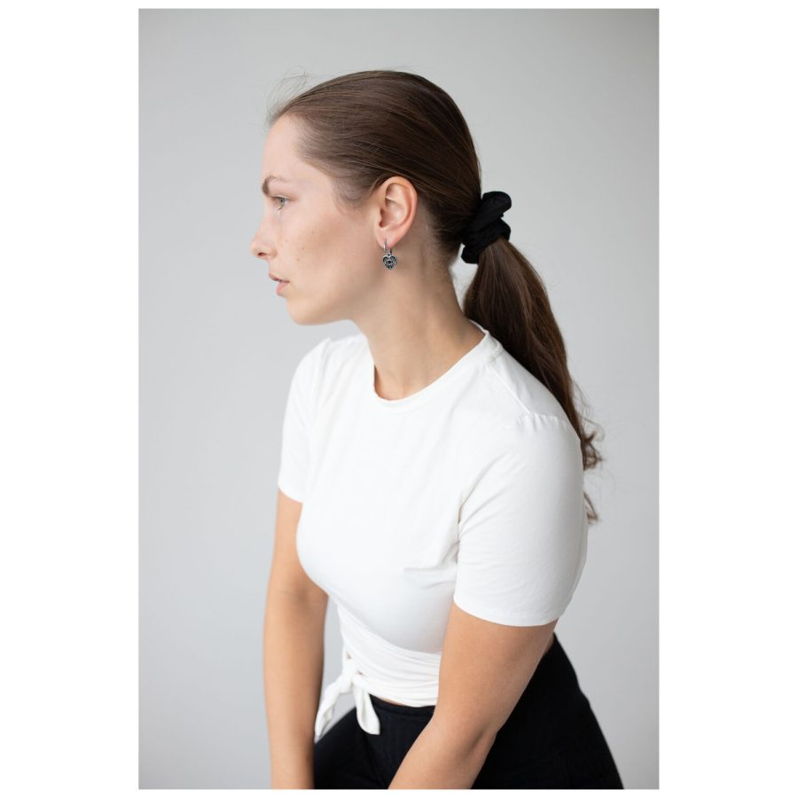 Frau mit weißen Shirt trägt silberne Little Soulmate Hoops vor grauem Hintergrund