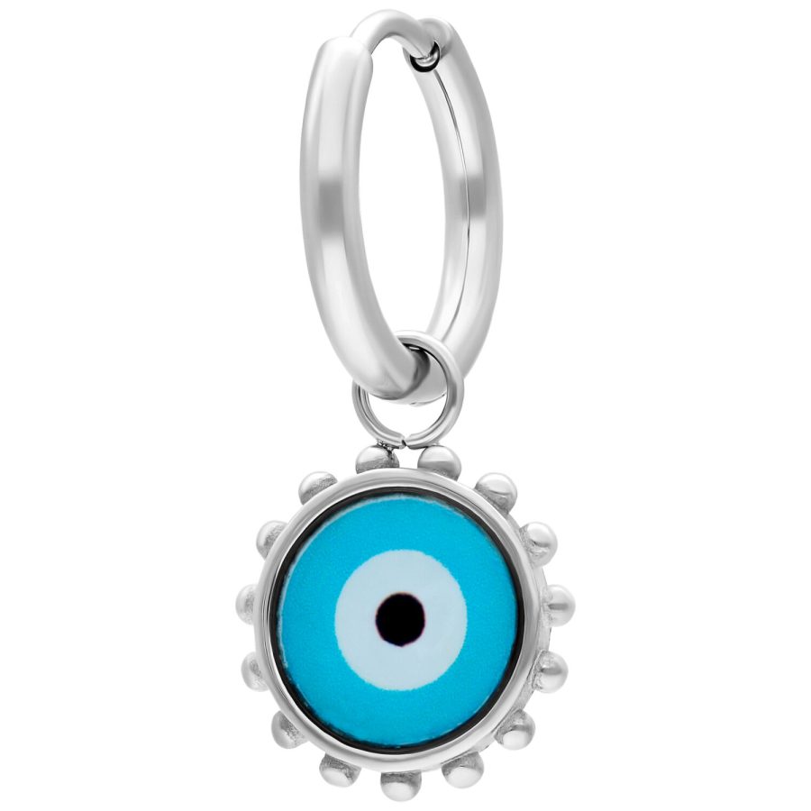 Silberner Ohrring mit blauem Nazar-Auge Anhänger auf weißem Hintergrund