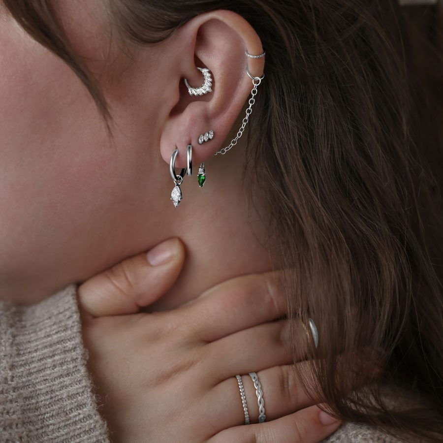 Frau trägt Little Tear Hoops Ohrringe aus Chirurgenstahl in verschiedenen Farben und Größen.