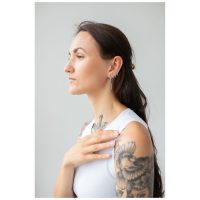 Frau mit langen Haaren trägt Little Square Crystal Hoops in Silber