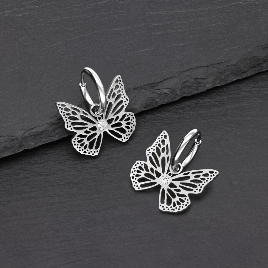 Zwei silberne Schmetterling Ohrhänger aus Edelstahl auf schwarzem Hintergrund