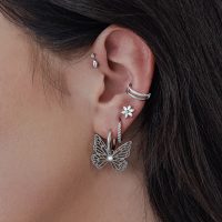Silberne Little Butterfly Hoops Ohrringe am Ohr einer Frau, mit weiteren Ohrsteckern
