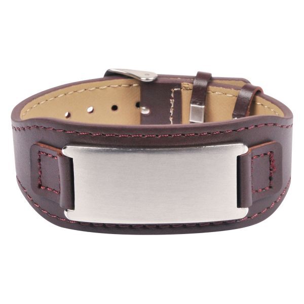 Braunes Lederarmband mit gravierbarer Stahlplatte auf weißem Hintergrund