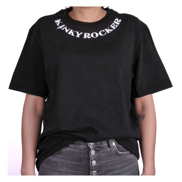 Person trägt schwarzes T-Shirt mit weißem 'Kinky Rocker' Schriftzug auf Brusthöhe