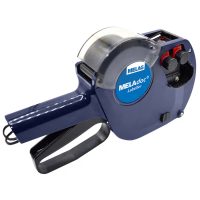 Blauer MELAdoc Labeller mit schwarzem Griff auf weißem Hintergrund