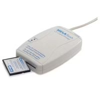 Weißer MELAflash CF-Card-Printer mit eingelegter Speicherkarte auf hellem Hintergrund