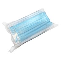 Stapel blaue Einweg-Gesichtsmasken in transparenter Verpackung