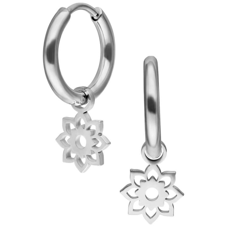 Silberne Mini Flower Hoops mit Blumenanhänger auf weißem Hintergrund