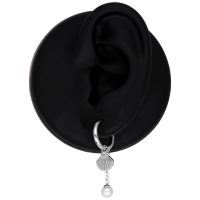 Silberne Hängeohrringe mit Muscheldesign und Perle an schwarzem Präsentationsständer
