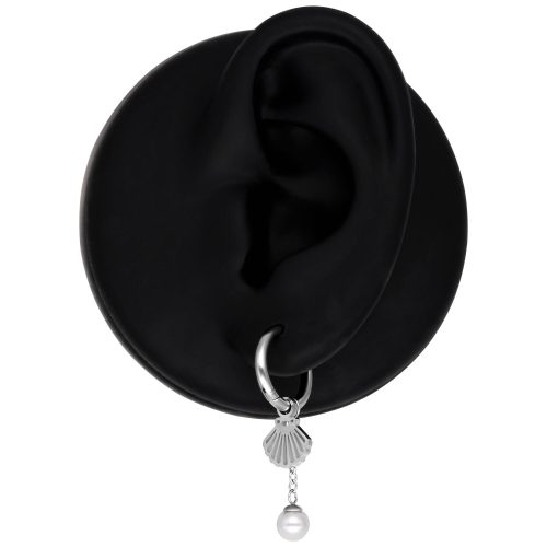 Silberne Hängeohrringe mit Muscheldesign und Perle an schwarzem Präsentationsständer