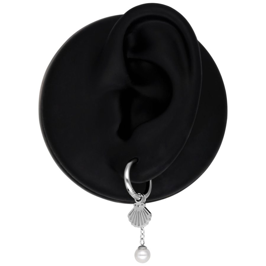Silberne Hängeohrringe mit Muscheldesign und Perle an schwarzem Präsentationsständer