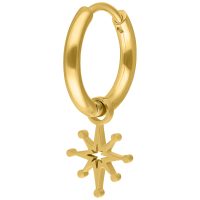 Goldene Creole mit sternförmigem Anhänger auf weißem Hintergrund